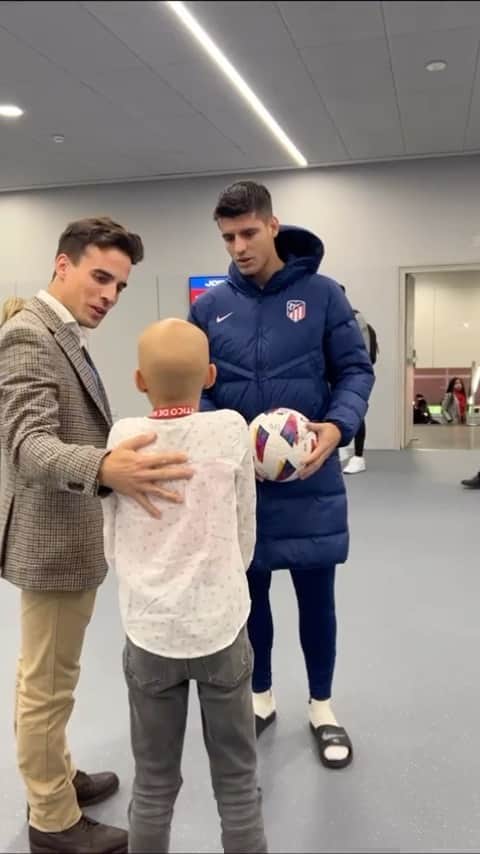 アルバロ・モラタのインスタグラム：「Anoche vivimos una de las historias más bonitas que conozco en el mundo del fútbol. María es una gran futbolera y una enamorada del Atleti. Su ídolo es @alvaromorata y hace unos días se conocieron por vídeo.  Alvaro me pidió por favor que la llevase a un partido que quería conocerla en persona y darle una sorpresa. Ayer María venía a madrid a empezar su décimo ciclo de quimioterapia. Con tan solo 11 años. Lo comuniqué al @atleticodemadrid y fue emocionante como el club y sus empleados organizaron todo para que María pudiese cumplir su sueño. El resto del vídeo es imposible verlo sin lágrimas en los ojos. Alvaro , que decir de ti , eres una de las persona más grandes que he conocido jamás , gracias por hacer tan feliz a María. Hoy ha ido al hospital con tu camiseta y con más fuerza que nunca para ganar esta batalla.」