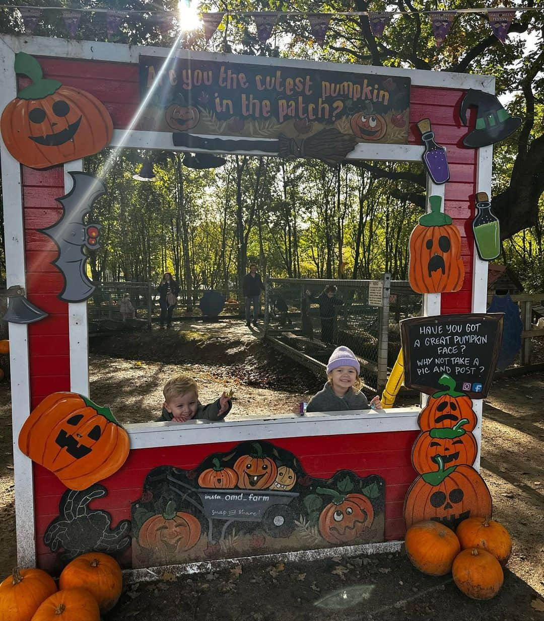 ジョージア・コウソウロウさんのインスタグラム写真 - (ジョージア・コウソウロウInstagram)「Pumpkin picking with our besties 🫶  Realised brody left his wellies at the caravan so quick trip to @sainsburys that saved the day 😬  Also I’m living in my @inthestyle leggings & jumper 🥺」10月31日 3時12分 - georgiakousoulou