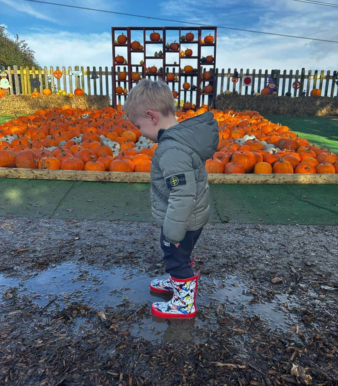 ジョージア・コウソウロウさんのインスタグラム写真 - (ジョージア・コウソウロウInstagram)「Pumpkin picking with our besties 🫶  Realised brody left his wellies at the caravan so quick trip to @sainsburys that saved the day 😬  Also I’m living in my @inthestyle leggings & jumper 🥺」10月31日 3時12分 - georgiakousoulou