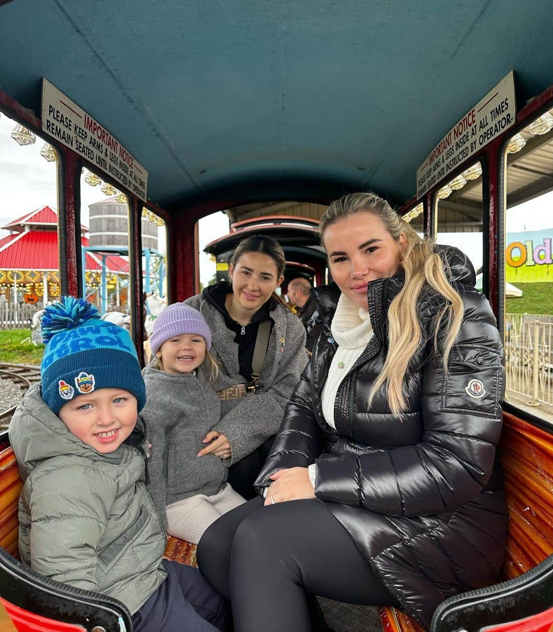 ジョージア・コウソウロウのインスタグラム：「Pumpkin picking with our besties 🫶  Realised brody left his wellies at the caravan so quick trip to @sainsburys that saved the day 😬  Also I’m living in my @inthestyle leggings & jumper 🥺」