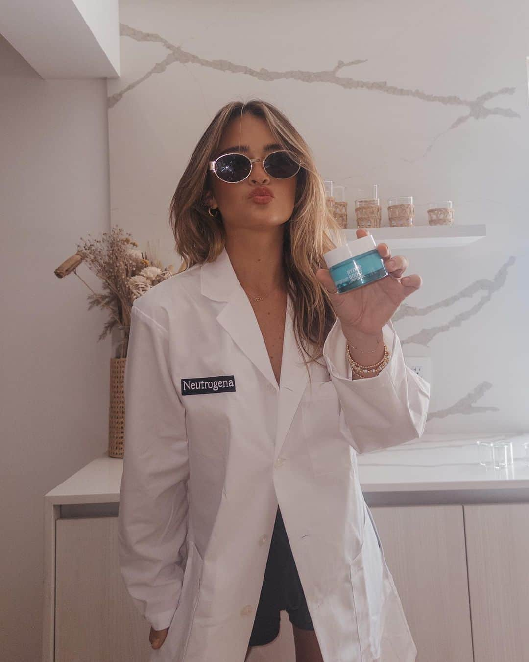 ヴェール・ゲンタさんのインスタグラム写真 - (ヴェール・ゲンタInstagram)「Scientist Vale did a little experiment today to show her love for the new Neutrogena Hydro Boost Fragrance Free Water Gel 🥹🥼👩‍🔬💧 #NeutrogenaPartner」10月31日 3時15分 - valegenta