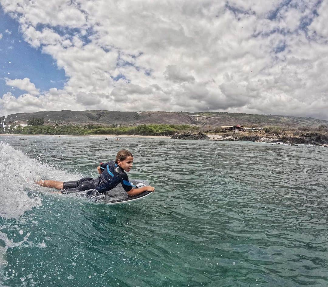 ジョアン・ディファイさんのインスタグラム写真 - (ジョアン・ディファイInstagram)「How was your lunch break ? 😏  Mine was spend in great company 🤩🥰 #kidssurfing  #GoProHERO12 @gopro」10月31日 3時25分 - johannedefay