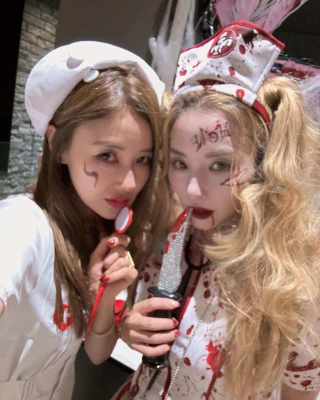 kiyomi medeirosのインスタグラム：「たーちゃん @tkco 今年も最高のハロウィーンパーティーをありがとう🥹🫶🎃🎃🎃  呪われた病院のナースだよ🌡️👻🧡」
