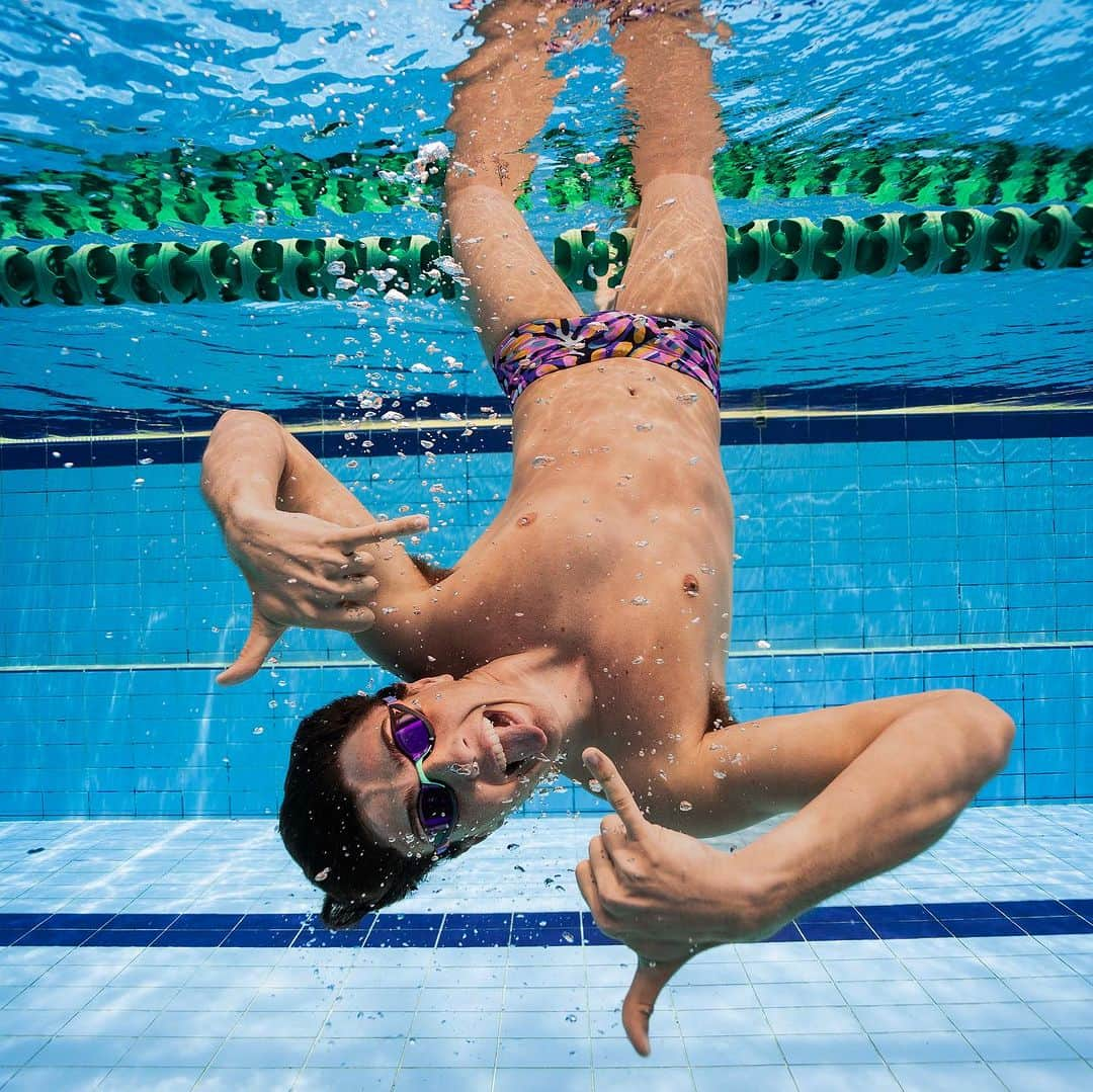 スピードのインスタグラム：「Underwater is one of the place where we can be our true selves. 🤙😜  #Speedo」