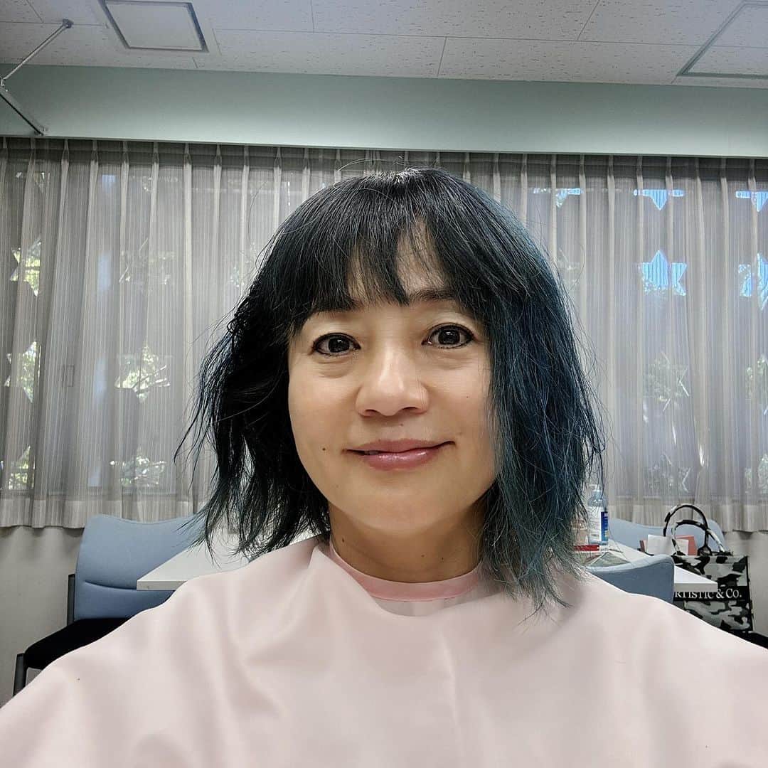 橋本志穂のインスタグラム：「切るつもりなかったのだけど、、、 メイクの平井さんが「カットする？」とハサミ持ってきてくれてたから、、、 「出演者3人みんなボブだし、じゃショートにするかなー」とカットしてもらいました。  おととい、染めたばかりなんだけど。。 染めた部分の大半とさよなら〜  そして、スタジオ入ってエド・はるみさんみたら ショートヘアになってる‼️  「先日、平井さんに切ってもらいました〜😊」とエド・さん。。  平井さん、3人同じボブだからーって言ったよね〜❓🤣 かなり笑えました。  でも、スッキリ❣️ 気分も軽くなりましたー  #ヘアカット #同じ髪型」