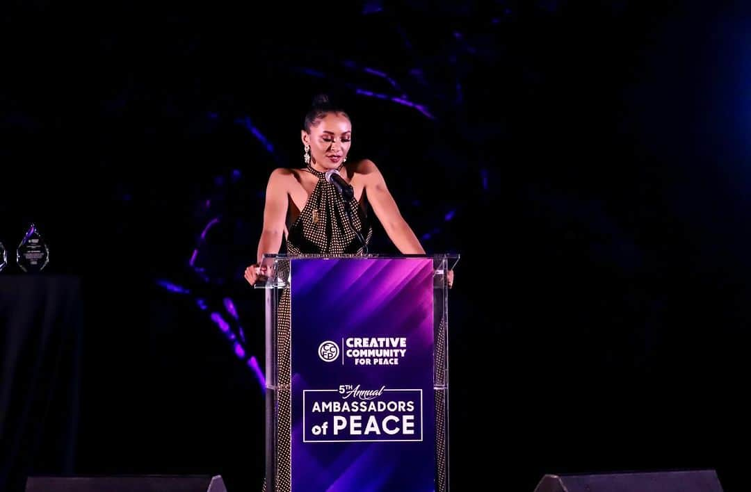 カテリーナ・グレアムさんのインスタグラム写真 - (カテリーナ・グレアムInstagram)「It is bittersweet to be recognized by @ccfpeace with a peace award amidst one of the most tumultuous periods in history. We have all been feeling the deep grief and heartbreak of the innocent Israeli and Palestinian lives that have been lost. In recent weeks, we have witnessed the distressing violence and unimaginable horrors unfolding in Israel and Gaza. It’s during times of fear that soft power is so often undermined.   To be recognized by the Community for Peace alongside purpose-driven creatives Liev Schreiber, Ben Silverman, Gustavo Lopez, and Aaron Rosenberg is truly an honor. I’m humbled and deeply grateful to be presented with this award by my friend, Holocaust survivor Yetta Kane.   The arts have the unique ability to transcend language and cultural barriers. While it cannot stop bloodshed, it can and must foster empathy, encourage dialogue, and bring people closer together. These are the values that promote long-term peace.   In our everyday lives, we all have the power to lead with empathy and promote the dignity of life for all. We can choose not to confuse the people with the organizations that govern them. We can choose not to confuse support for a group of innocent people as an expression of hate or oppression for another. Solutions are not based on violence.   I believe that we can all channel our passions and pain towards the protection and support of the vulnerable and innocent. That has been my lifelong dedication to human rights globally and I will continue to do my part.  We can all be part of the solution and come together in peace.   It is possible.」10月31日 3時24分 - katgraham