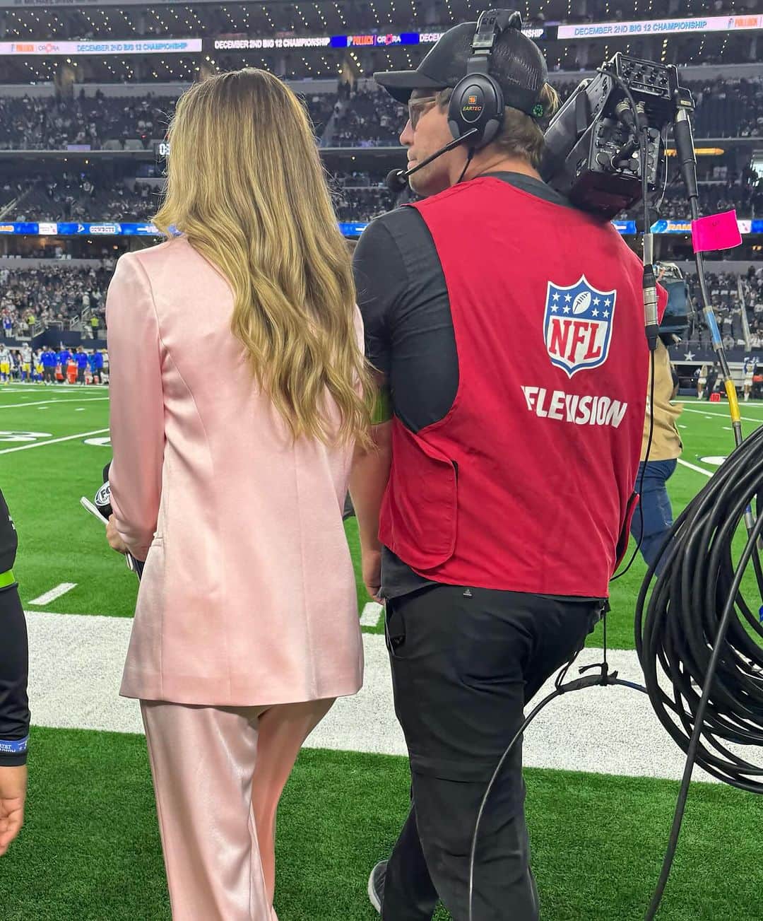 エリン・アンドリューズのインスタグラム：「Don’t give these guys enough credit. And they deserve it. My favorite moments during @nflonfox games happened again yesterday. I see a great moment unfolding, @hagen_kale85 gets the shot, @richruse puts it on the air, and we fist bump on the sideline. Grateful for how supportive and protective Kyle and our handhelds are. #fellowship 🎥🏈❤️」