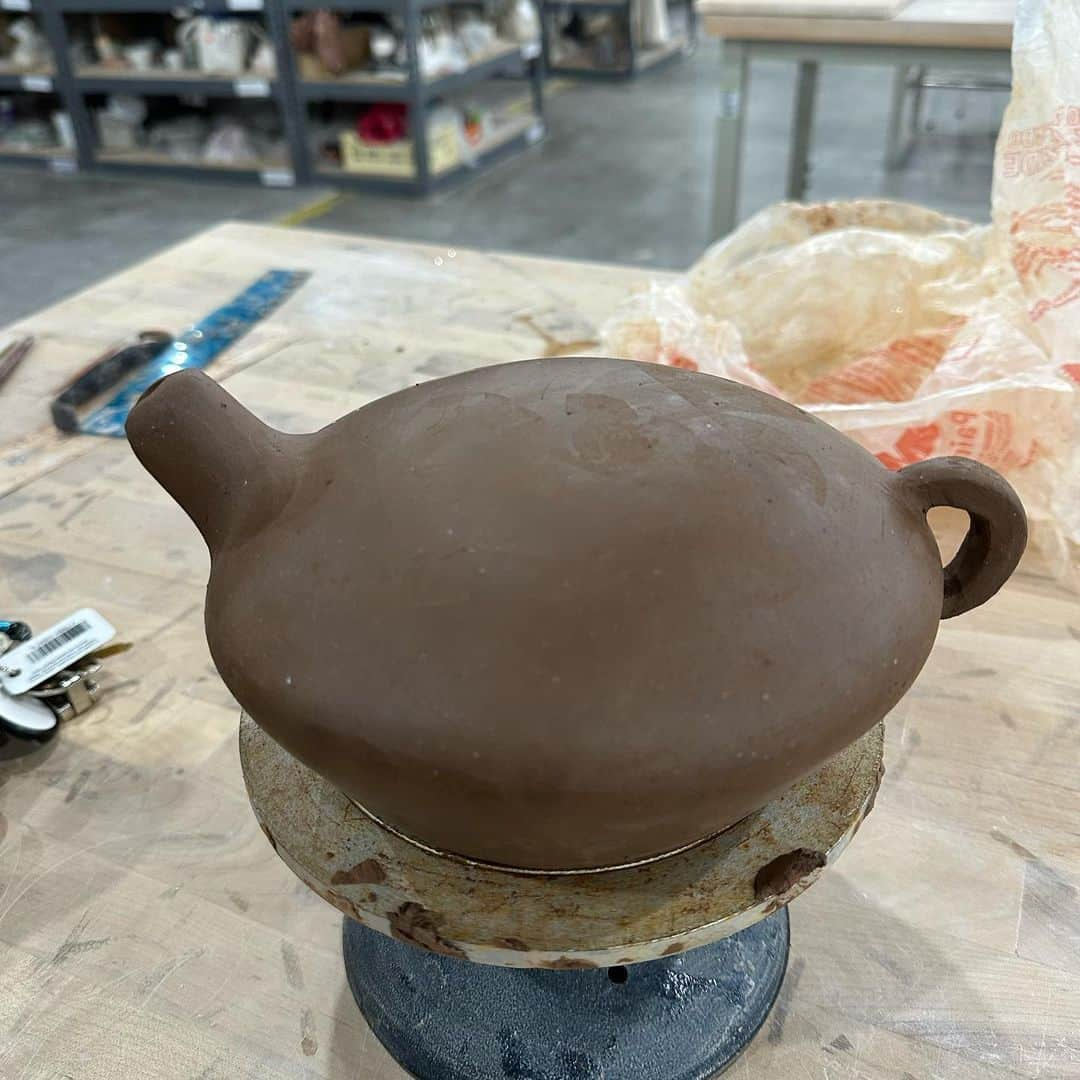 ジョルダナ・エリザベスさんのインスタグラム写真 - (ジョルダナ・エリザベスInstagram)「working on designing a tea set and it’s almost done. 🥹🤎This patterning I etch into the surface takes so long but it’s a beautiful meditative process. It started quite unconsciously four years ago when I was researching scarification practices trying to figure out why anyone would do that and why I find it both confusing and so beautiful. I loved learning that maybe my western idea of scars could use different perspective. That what gets taken away can be beautiful that what heals and is left behind can have greater beauty and value then in its original state. Im so grateful to this medium it has been such an incredible tool to research and understand my ancestral history that would have otherwise been too uncomfortable to to dig into. I think sometimes direct and explicit can be too much for the human mind and soul to comprehend but art can seem to channel just about anything and make it ok. #pottery #handbuiltceramics」10月31日 3時28分 - jourdanaelizabeth