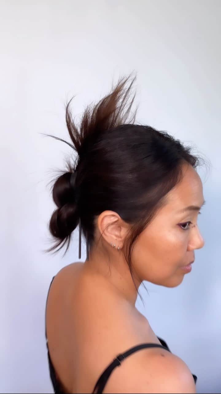 Kara Yoshimoto Buaのインスタグラム：「You need this U-pin to secure your hair…it’s one of my favorite ways to style mine. Pins are linked in bio ✨  Step 1  Make a ponytail with a recycled nylon hair tie   Step 2 Twist twist twist! Then twist around the base of the ponytail all the way around  Step 3 Pull up or down depending on which direction you want the bun  Step 4 Hold in place & hook the U -pin midway up on the side that you’re twisting towards, ensuring the ends of you hair are in the U  Step 5 Secure into place by sticking through some of the hair underneath it  Step 6  Aim towards the ponytail & push the pin through the base of the nylon band  Voilà!   • • •  #simplebeautybykara #hairhacks #makeupartist #celebritymakeupartist #hairtips #simplehairstyles #celebritygroomer #easyhairstyles #hairreels」