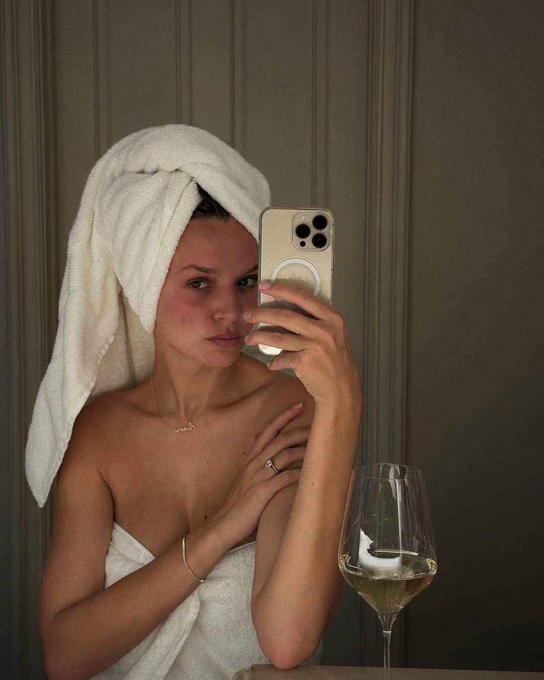 ジョセフィン・スクリヴァーのインスタグラム：「When your everything shower now has to be completed in 15 mins because you are a new mom 🥹 What’s your favorite part of your shower routine?」