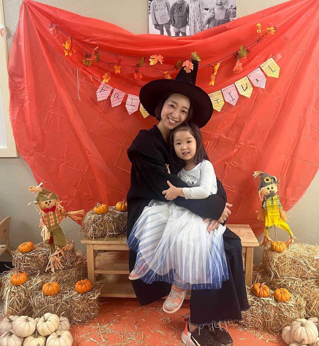 珠華ゆふのインスタグラム：「和華のプリスクールのハロウィンイベントへ🎃  写真撮ってもらう時に当たり前のように膝に乗ってくる和華😆💕お友達と一緒にカボチャに好きなpurple塗ったよ💜  #メンタル #メンタルコーチング #メンタルトレーニング #宝塚 #宝塚og #宝塚受験 #バレエ #フィギュアスケート #パフォーマンスアップ #サンフランシスコ #ベイエリア #アメリカ生活」