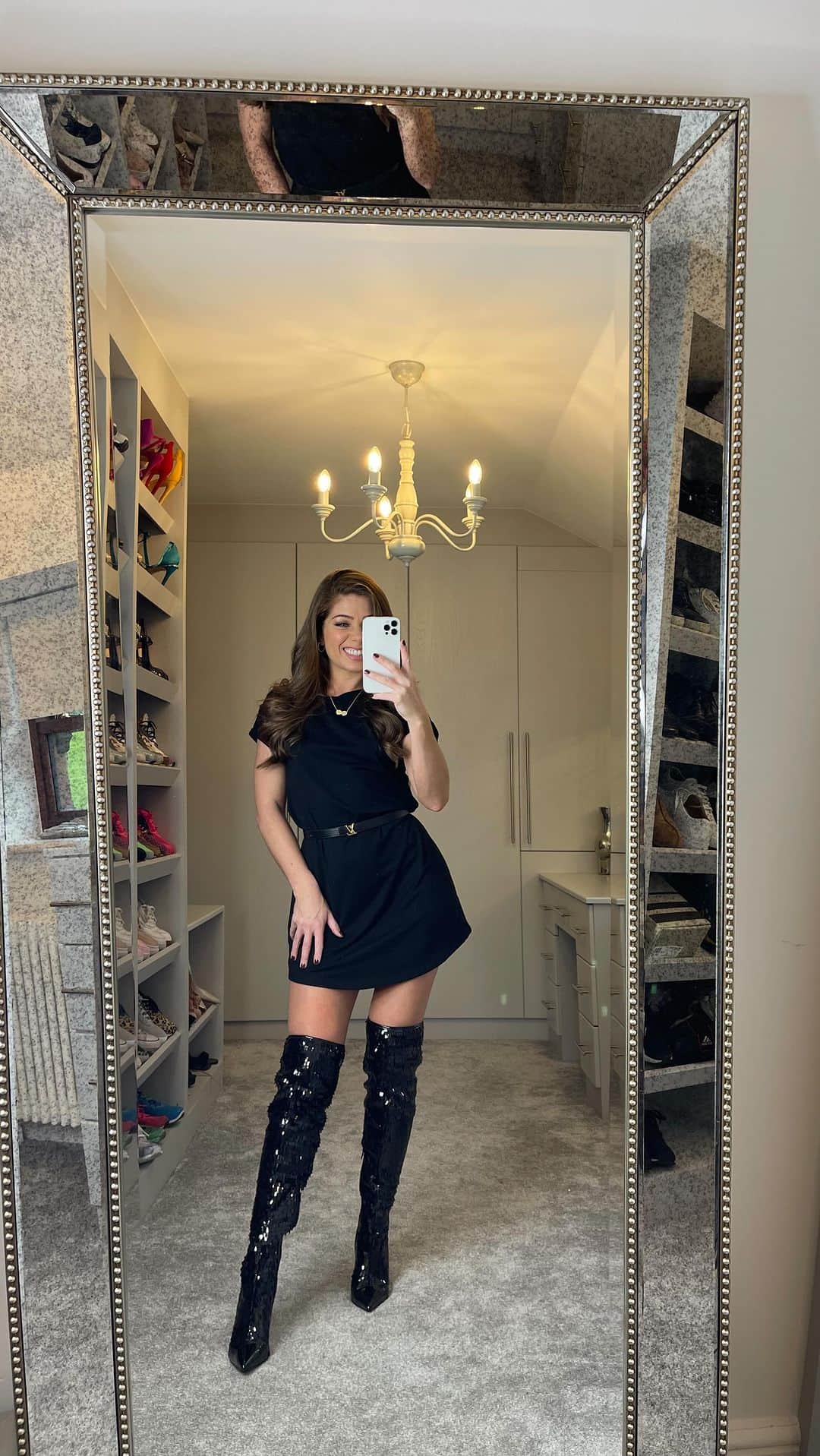 ニッキー・サンダーソンのインスタグラム：「Forget glass slippers, this Princess wears boots ⭐️  For 15% off use code ITGIRL216 ⭐️  @cuccoofootwear  #cuccoo #cuccooitgirlseason #cuccoobaddie #boots #sparkle #thesebootsaremadeforwalking #ad #paidpartnership」