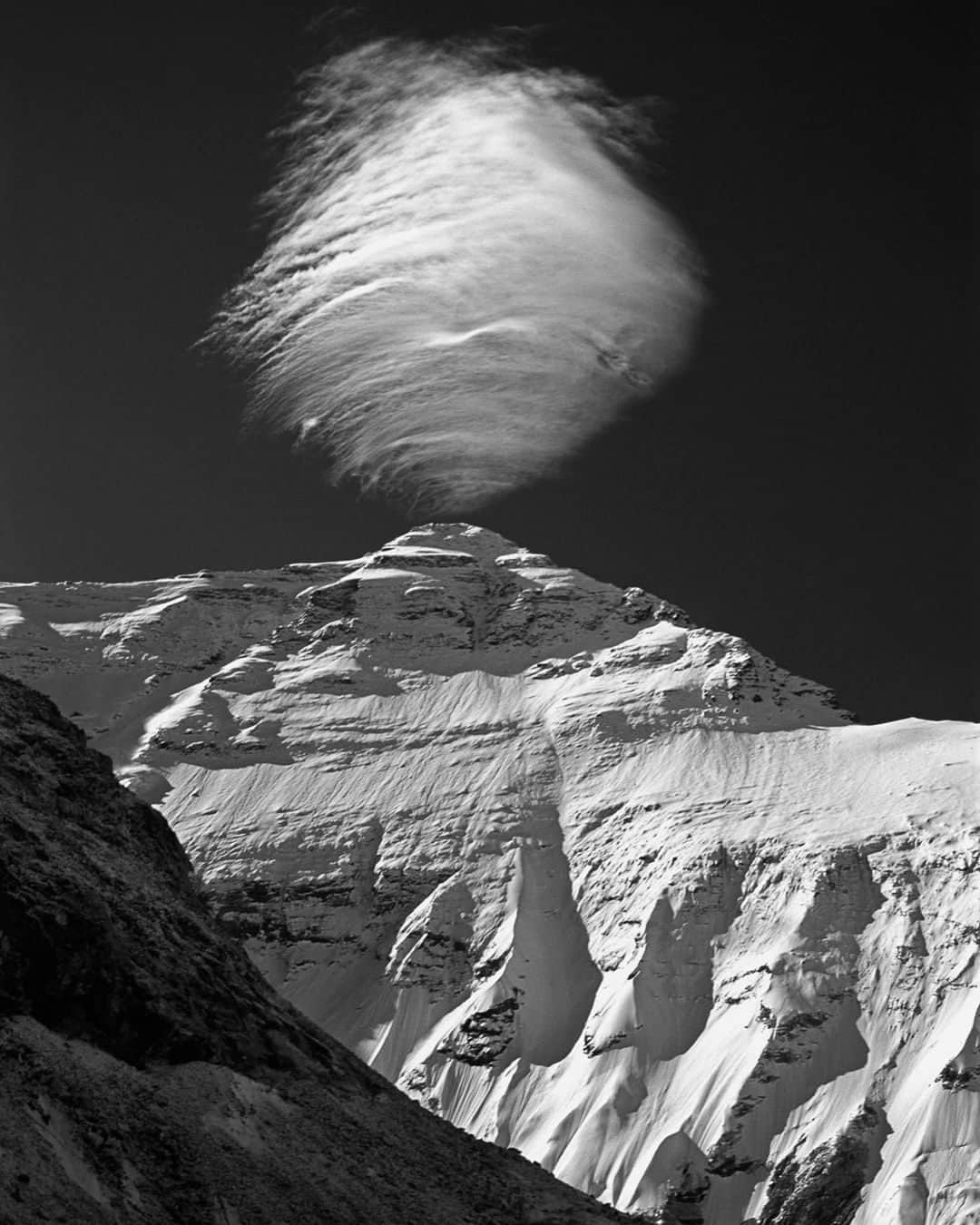 ジミー・チンさんのインスタグラム写真 - (ジミー・チンInstagram)「Lenticular cloud over Mount Everest. Central Rongbuk Glacier, Tibet, 2003.  Shop prints at the link in bio.」10月31日 4時00分 - jimmychin