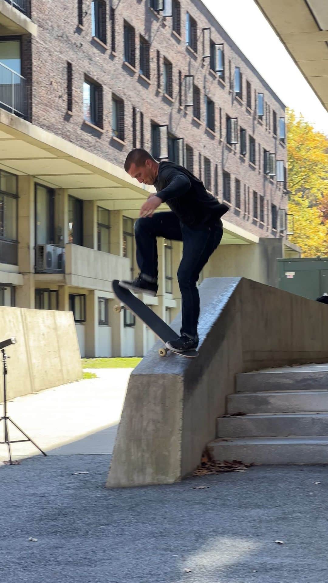 X Gamesのインスタグラム：「Back to back with @davidreyes303 and @bradenhoban at a classic New England spot 🍂🍁  📹 @g1mpy  #XGames」