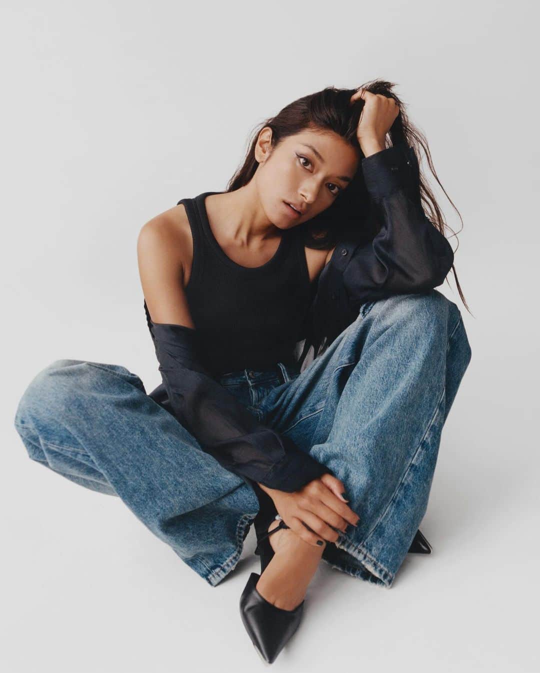 GAPのインスタグラム：「Rola in the Big Shirt and men’s ’90s Loose Jeans.  Shop the looks in stories and at gap.com.」