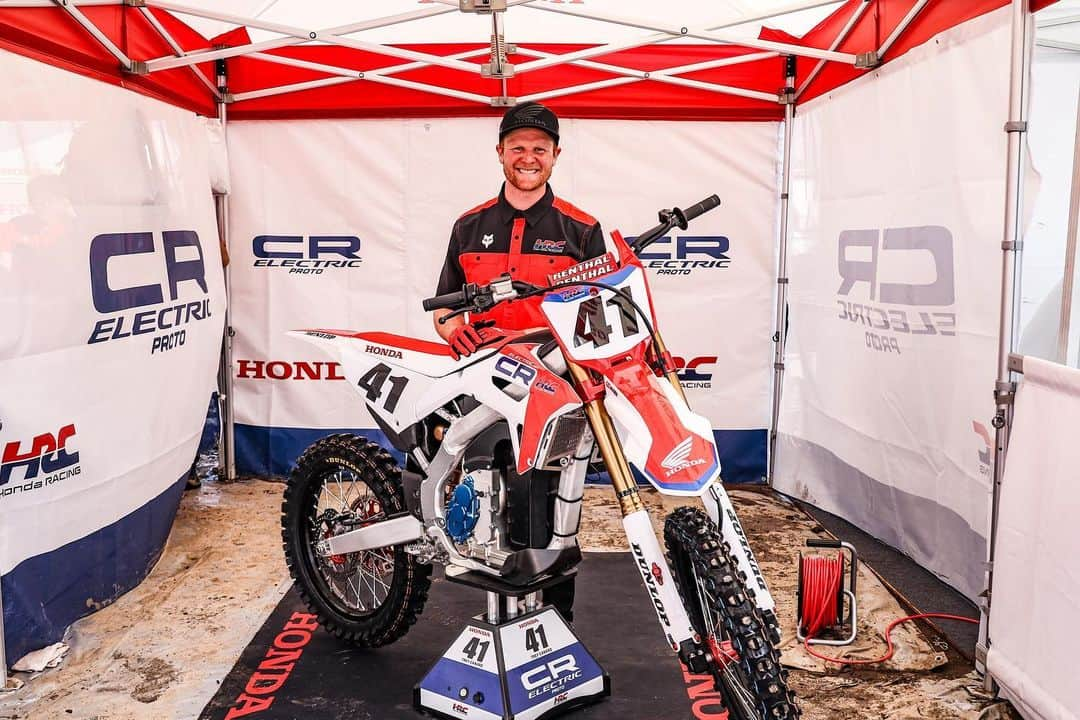 Honda Powersports USさんのインスタグラム写真 - (Honda Powersports USInstagram)「Team Honda HRC completed a successful global competitive debut for the CR Electric Proto this weekend in Japan, piloted by team advisor and test rider @treycanard. Racing as a wildcard entry in the premier IA1 class against 450cc gas-powered machinery, Canard took two of the three holeshots on the CR Electric Proto. ⚡️🔋  With the opportunity provided by racing to learn, develop, and prove the prototype machine in the heat of battle for the first time, it was a successful and encouraging debut for the new model—a weekend that has provided valuable data for ongoing development of our all-electric motocross initiative.   Way to go, @treycanard & Team! #RideRed @hondaracingcorporation @hondaracingglobal」10月31日 4時03分 - honda_powersports_us