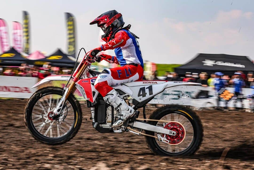 Honda Powersports USさんのインスタグラム写真 - (Honda Powersports USInstagram)「Team Honda HRC completed a successful global competitive debut for the CR Electric Proto this weekend in Japan, piloted by team advisor and test rider @treycanard. Racing as a wildcard entry in the premier IA1 class against 450cc gas-powered machinery, Canard took two of the three holeshots on the CR Electric Proto. ⚡️🔋  With the opportunity provided by racing to learn, develop, and prove the prototype machine in the heat of battle for the first time, it was a successful and encouraging debut for the new model—a weekend that has provided valuable data for ongoing development of our all-electric motocross initiative.   Way to go, @treycanard & Team! #RideRed @hondaracingcorporation @hondaracingglobal」10月31日 4時03分 - honda_powersports_us