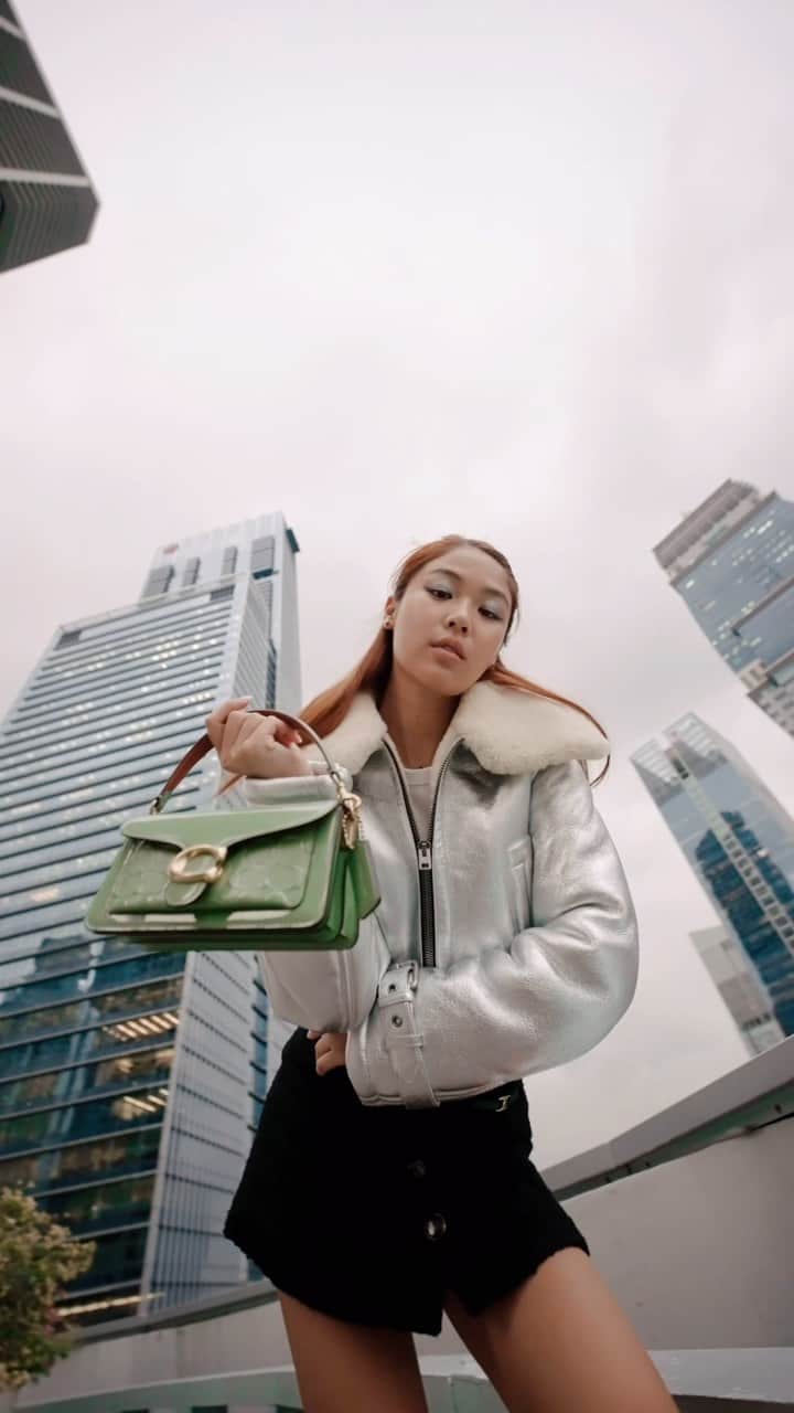 のインスタグラム：「Strut your stuff. (Note: it feels best when that stuff’s extremely shiny.) 🔆 Link in bio to shop @chxnyixin’s metallic aviator jacket and patent leather Tabby.   #WearYourShine. Our Fall 2023 story is a call to resist your inner critic and show your most confident self.  #CourageToBeReal #CoachNY」