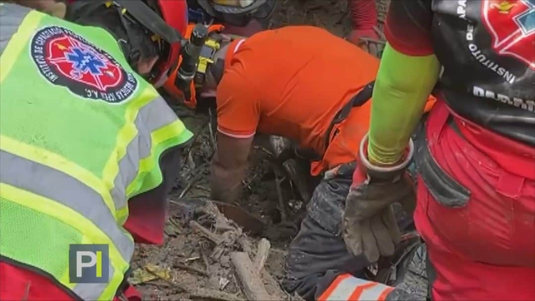 Primer Impactoのインスタグラム：「📌Continúa la búsqueda de los desaparecidos tras el huracán Otis. Muchos atribuyen a un milagro el hallazgo de unas imágenes religiosas intactas entre los escombros.  📺 Más en #PrimerImpacto a las 5pm/ 4C por @univision」