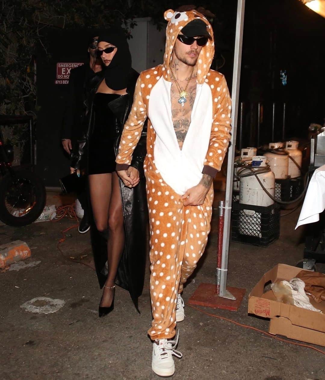 Just Jaredさんのインスタグラム写真 - (Just JaredInstagram)「Hailey and Justin Bieber skipped on couples costumes while celebrating Halloween in West Hollywood last night. We’ve got more pics of their costumes over at JustJared.com! #HaileyBieber #JustinBieber #Halloween Photos: Backgrid」10月31日 4時12分 - justjared