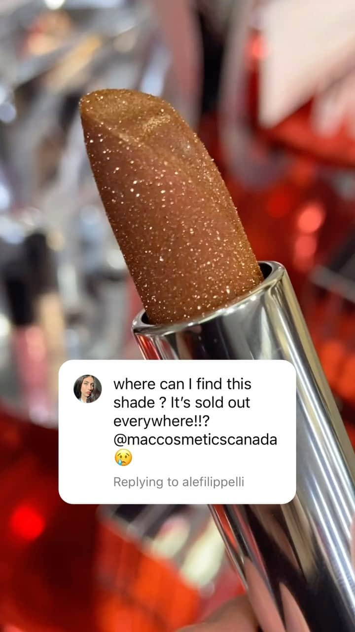 M·A·C Cosmetics Canadaのインスタグラム：「Missed out on #MACFizzyFeels last year? She’s baaack! ❄️🌴 Limited quantities have just dropped in-store, and will be available soon online.   Swipe on layers of moisture and a sheer veil of shimmer with this limited-edition wine-scented formula that adjusts to the pH of your lips.  Visit the 🔗 in bio to find your closest to store to inquire about availability!   🔁 @babygotmac25  #MACHoliday #GlitterLips」