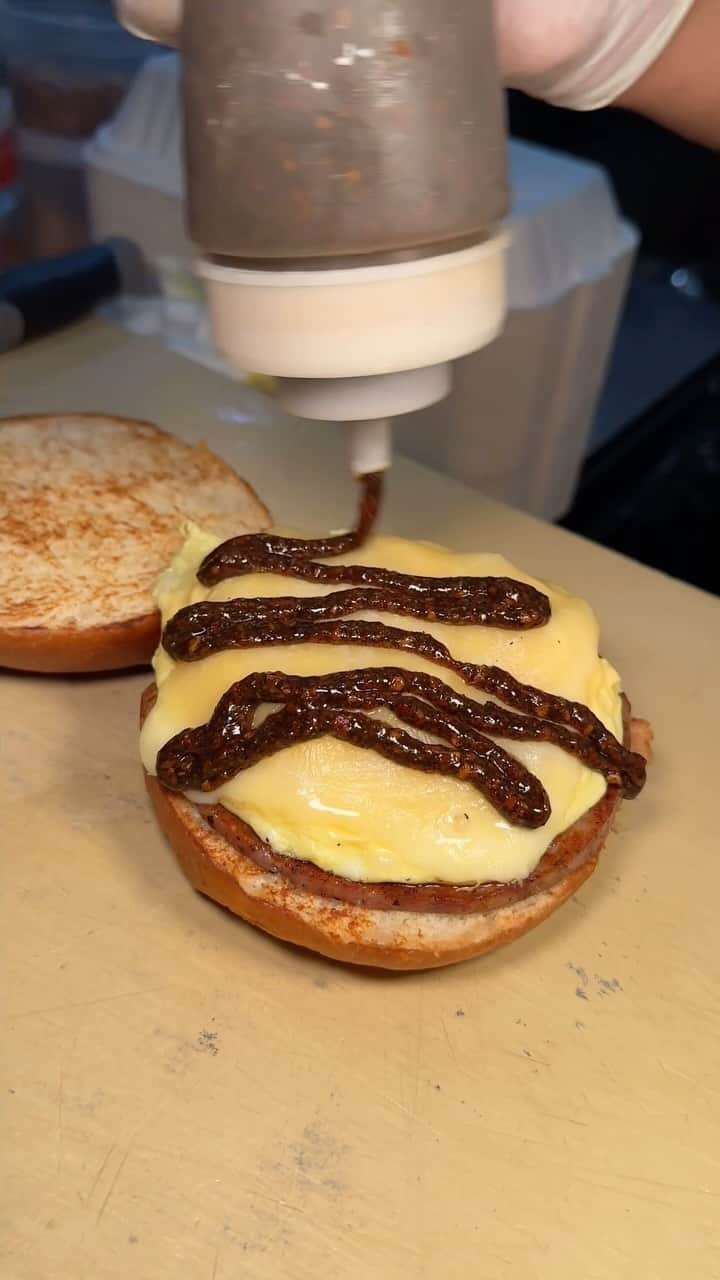 エッグショップのインスタグラム：「Treat yourself to the perfect bite of our delicious SAUSAGE EGG & CHEESE! Spicy maple sausage by Meat Hook, scramble Vermont white cheddar, harissa on brioche roll! 🍳🧀💥 #EGGSHOPNYC  📍151 Elizabeth Street (Nolita) 📍138 N 8th (Williamsburg)」