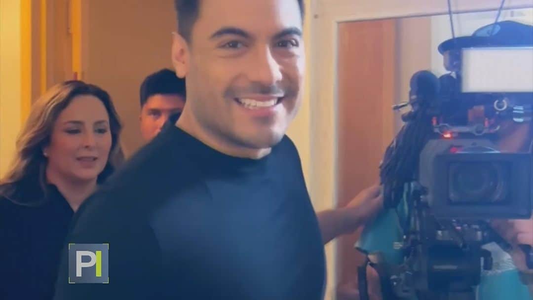 Primer Impactoのインスタグラム：「📌El cantante Carlos Rivera nos recibe tras bastidores y habla en exclusiva sobre la niña que ahorró cada moneda para verlo desde la primera fila.  📺 Más en #PrimerImpacto a las 5pm/ 4C por @univision」