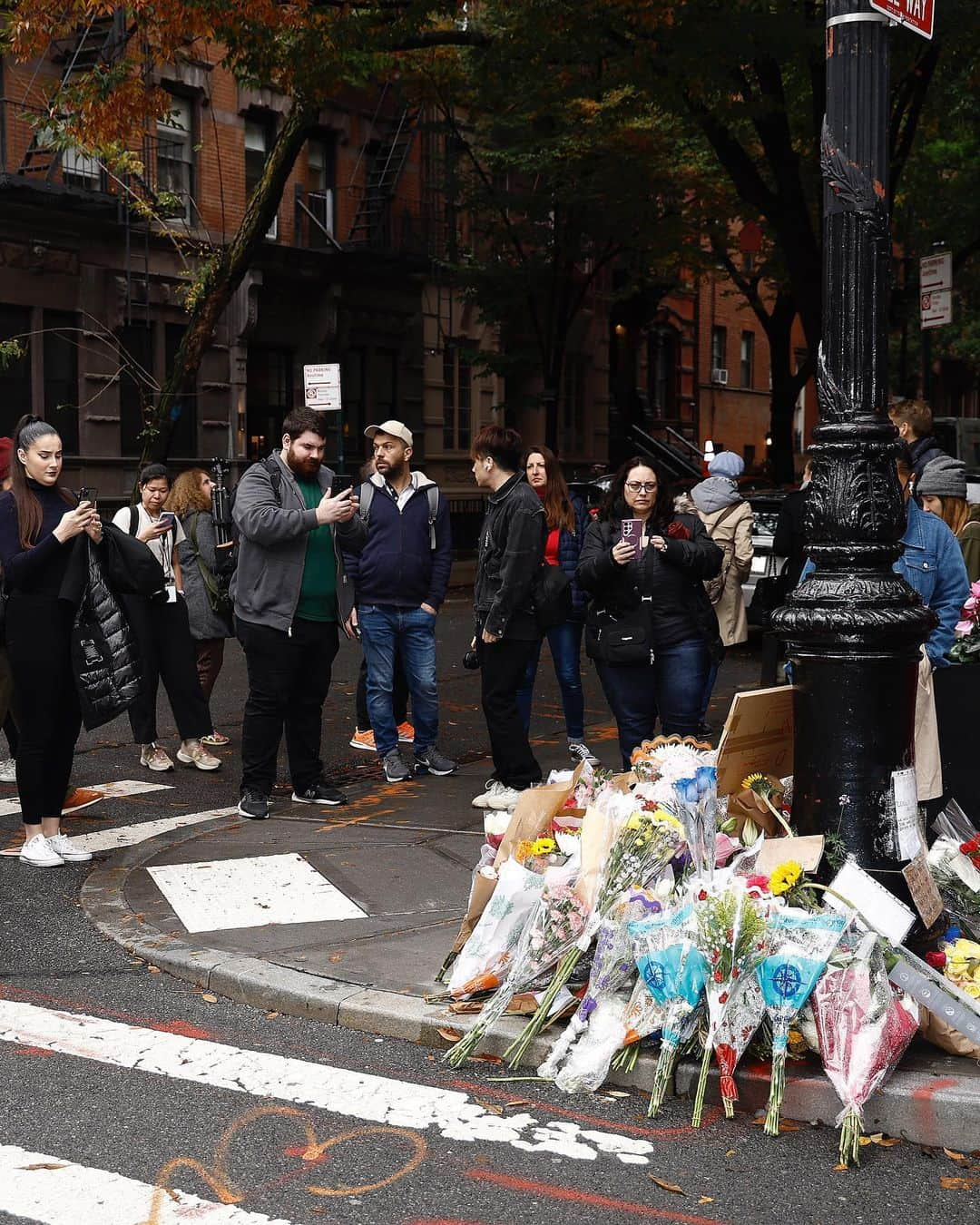 Just Jaredさんのインスタグラム写真 - (Just JaredInstagram)「“Friends” fans are paying tribute to Matthew Perry outside of the show’s iconic NYC apartment building. Tap this photo at the LINK IN BIO to see all the photos and read every update about the late actor’s death. RIP. #Friends #MatthewPerry Photo: Getty」10月31日 4時20分 - justjared