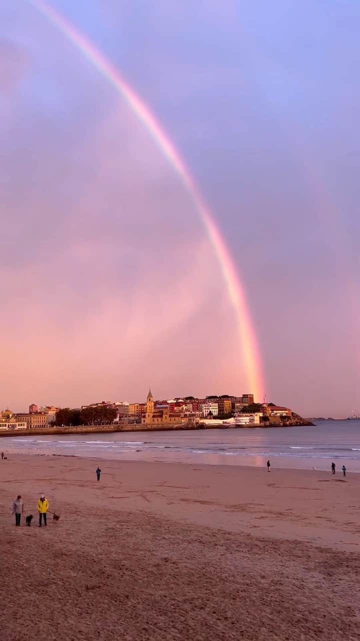 Instagramersのインスタグラム：「Fantastic video by @gijoneando_ and @igers_gijon 🎥🧡💛 Enjoy it🥰  #igers_gijon #igersspain #igers」