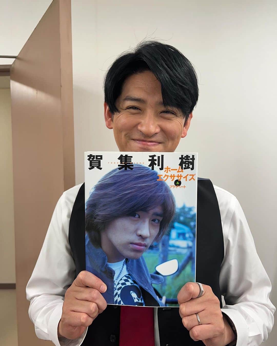 のインスタグラム：「昨日の現場に持って来てくれた懐かしいこちら  ベースボール・マガジン社さんから2002年に出版されたこちらを持つ2023年の私。 良くこんな綺麗な状態で✨  中村優一カメラマンに持たされ撮ってもらいました📸カメラマンのニヤケ顔が想像できるぜ(笑)」