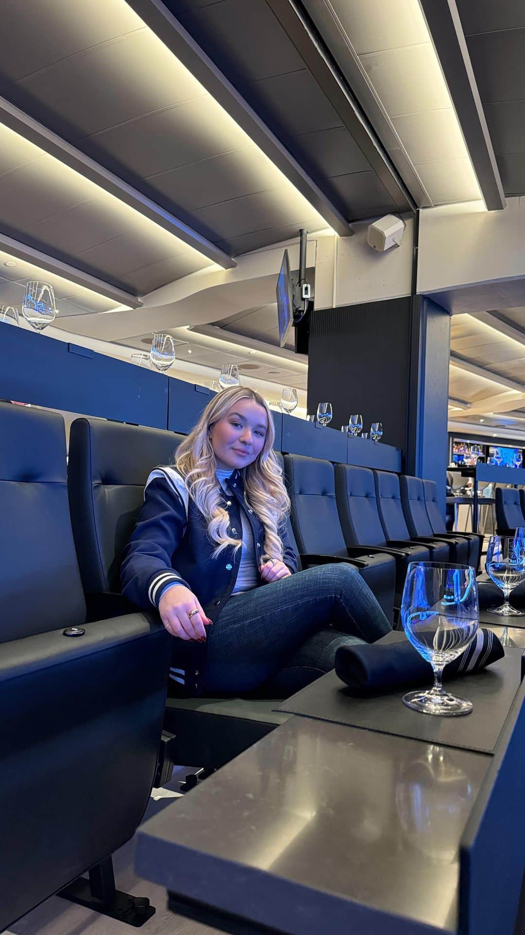トーリ・ウェブスターのインスタグラム：「WIN A PAIR OF TORONTO MAPLE LEAFS TICKETS WITH @MASTERCARDCA IN THE NEW MASTERCARD LOUNGE! 💙   I’m introducing all the Toronto Maple Leafs Fans to the new members-only Mastercard Lounge at Scotiabank Arena because it’s an iconic and #priceless in-game experience that I want you to enjoy yourself!   Want to experience the Lounge for yourself? Mastercard is giving away pairs of tickets for lucky cardholders to enjoy a Toronto Maple Leafs game from the Mastercard Lounge, which includes complimentary food and a premium view of the game.  To enter to win and for full rules and regulations, check out priceless.com (in my bio).  #TorontoMapleLeafs #ScotiabankArena #TOtheDevoted #MastercardAmbassador」