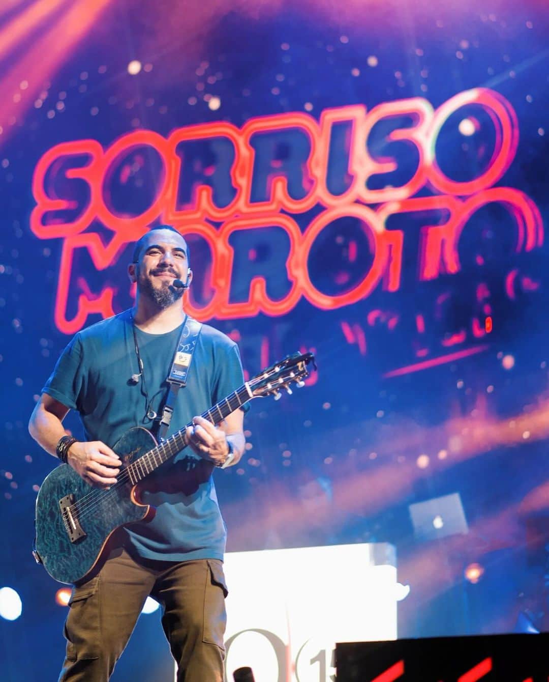 Sorriso Marotoさんのインスタグラム写真 - (Sorriso MarotoInstagram)「Difícil colocar em palavras o que sentimos ontem no palco do @sorrisoasantigas em Niterói. 🎶  São 25 anos de carreira e NUNCA vimos tantas pessoas debaixo de chuva, ventos e trovões por mais de uma hora, pra ver a gente, escutar nossos sons e viver aquele momento.   Vocês não arredaram o pé, seguiram cantando cada música e sofrendo ao som das antigas por 4 horas sem parar.   Foi épico, 20 mil pessoas viveram esse domingo histórico no Caminho Niemayer junto com a gente, obrigado por isso.   Esse dia sem dúvida vai ficar guardado pra sempre em nossa memória. 🙏🏽  Amamos vocês ♥️ Bruno, Cris, Fred, Sergio e Vini」10月31日 4時57分 - sorrisomaroto
