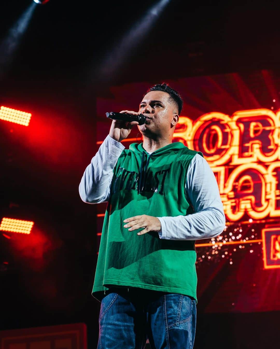 Sorriso Marotoさんのインスタグラム写真 - (Sorriso MarotoInstagram)「Difícil colocar em palavras o que sentimos ontem no palco do @sorrisoasantigas em Niterói. 🎶  São 25 anos de carreira e NUNCA vimos tantas pessoas debaixo de chuva, ventos e trovões por mais de uma hora, pra ver a gente, escutar nossos sons e viver aquele momento.   Vocês não arredaram o pé, seguiram cantando cada música e sofrendo ao som das antigas por 4 horas sem parar.   Foi épico, 20 mil pessoas viveram esse domingo histórico no Caminho Niemayer junto com a gente, obrigado por isso.   Esse dia sem dúvida vai ficar guardado pra sempre em nossa memória. 🙏🏽  Amamos vocês ♥️ Bruno, Cris, Fred, Sergio e Vini」10月31日 4時57分 - sorrisomaroto