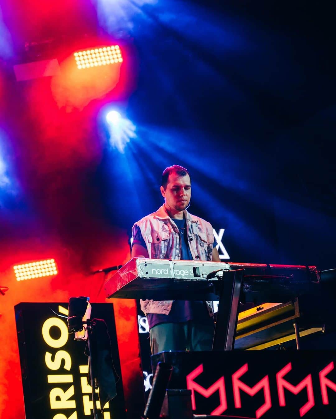 Sorriso Marotoさんのインスタグラム写真 - (Sorriso MarotoInstagram)「Difícil colocar em palavras o que sentimos ontem no palco do @sorrisoasantigas em Niterói. 🎶  São 25 anos de carreira e NUNCA vimos tantas pessoas debaixo de chuva, ventos e trovões por mais de uma hora, pra ver a gente, escutar nossos sons e viver aquele momento.   Vocês não arredaram o pé, seguiram cantando cada música e sofrendo ao som das antigas por 4 horas sem parar.   Foi épico, 20 mil pessoas viveram esse domingo histórico no Caminho Niemayer junto com a gente, obrigado por isso.   Esse dia sem dúvida vai ficar guardado pra sempre em nossa memória. 🙏🏽  Amamos vocês ♥️ Bruno, Cris, Fred, Sergio e Vini」10月31日 4時57分 - sorrisomaroto