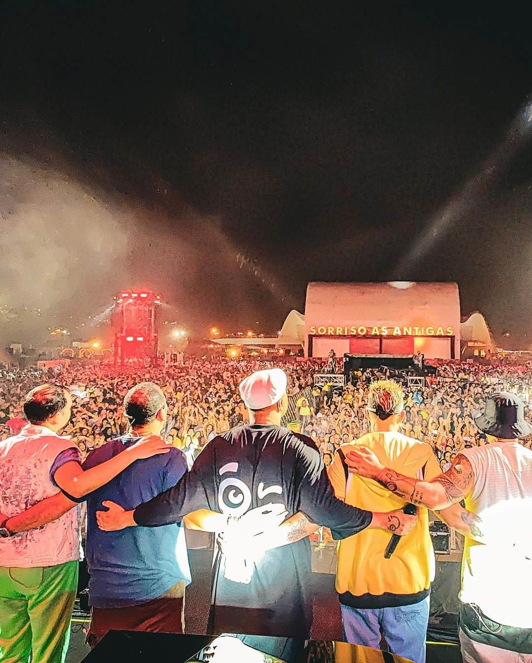 Sorriso Marotoのインスタグラム：「Difícil colocar em palavras o que sentimos ontem no palco do @sorrisoasantigas em Niterói. 🎶  São 25 anos de carreira e NUNCA vimos tantas pessoas debaixo de chuva, ventos e trovões por mais de uma hora, pra ver a gente, escutar nossos sons e viver aquele momento.   Vocês não arredaram o pé, seguiram cantando cada música e sofrendo ao som das antigas por 4 horas sem parar.   Foi épico, 20 mil pessoas viveram esse domingo histórico no Caminho Niemayer junto com a gente, obrigado por isso.   Esse dia sem dúvida vai ficar guardado pra sempre em nossa memória. 🙏🏽  Amamos vocês ♥️ Bruno, Cris, Fred, Sergio e Vini」