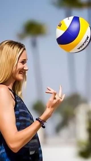 ケリー・ウォルシュ・ジェニングスのインスタグラム：「A very special GIVEAWAY ALERT! 🚨 🏐 (GIVEAWAY NOW CLOSED)  @fireflyrecovery , 3x gold medalist @kerrileewalsh , and Stanford volleyball superstar @julia.blyashov are teaming up to giveaway a signed volleyball by Kerri Walsh and a starter pack from Firefly Recovery to one lucky winner!   HOW TO ENTER: 1️⃣ You must follow @fireflyrecovery , @kerrileewalsh, and @julia.blyashov 2️⃣ Leave a comment! If you would like additional entries, tag a friend (or 3) in the comments below!  **US entrants only 🇺🇸  ***To see the full interview between these amazing athletes, check out the Firefly Recovery YouTube channel www.YouTube.com/c/fireflyRecovery」
