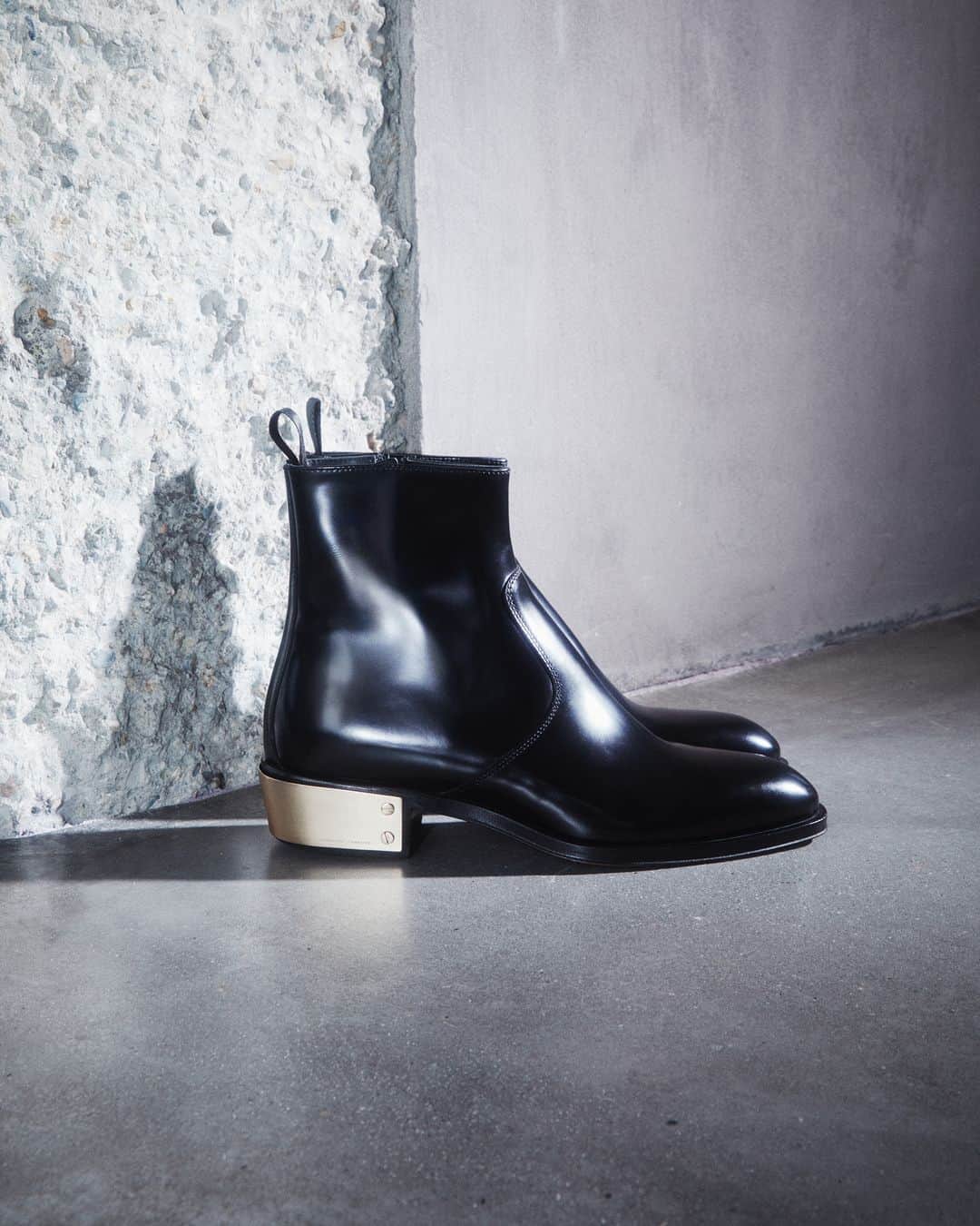 Giuseppe Zanotti Designのインスタグラム：「A lift—and a golden one at that. For him, from the new #GZFW23 collection, the deviously debonair LUDHOVIC II leather boot. #GiuseppeZanotti」