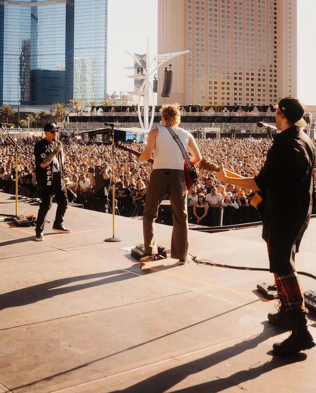 5 Seconds of Summerさんのインスタグラム写真 - (5 Seconds of SummerInstagram)「When We Were Young Festival you were beautiful. What a way to end #The5SOSShow Tour! Can’t believe it. So grateful to everyone who has danced and sung and screamed with us all year. Your energy is unmatched. We love you all 🥰」10月31日 5時10分 - 5sos