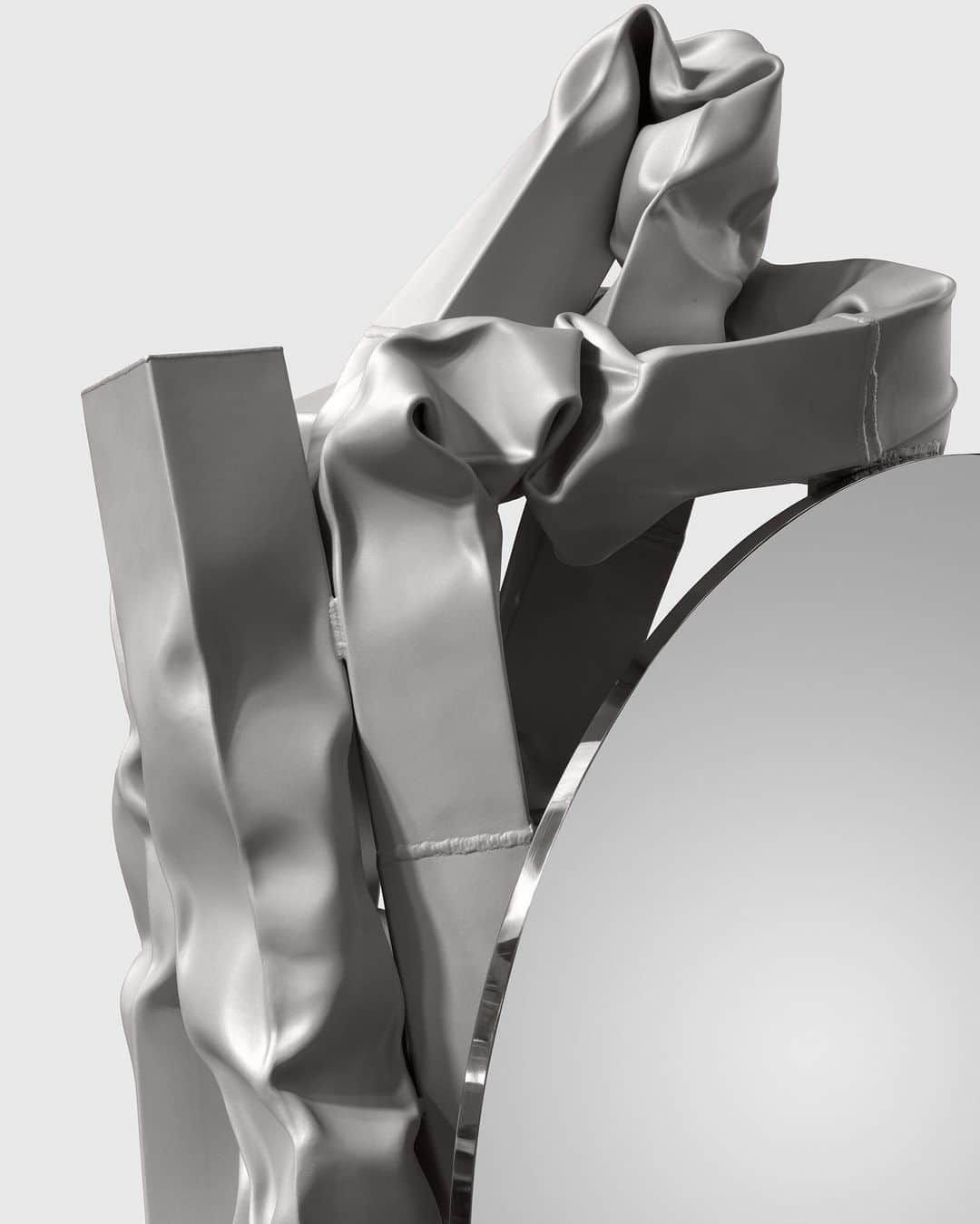 のインスタグラム：「"Hardware Romance," Carol Bove's debut exhibition at Gagosian, opens this Friday, November 3, at the gallery at Park & 75 in New York. The show presents Bove’s 2021 sculpture of the same title and will be lit and visible around the clock from the street for the duration of the exhibition.   From found objects to industrial construction hardware and architectural sites, Bove's poetic use of materials is amplified by her current work in large-scale metal sculpture. She embraces the strategies of modernist formalism as a point of departure, exploring previously overlooked openings in the conventional narratives of art history. “We think stainless steel is hard and strong,” she has reflected, “and I’m wondering if this is really the case. Is there a gentle and persistent way to act on it so that it will behave differently?” To learn more, follow the link in our bio. __________ #CarolBove #Gagosian Carol Bove, "Hardware Romance," 2021 (detail) © Carol Bove. Photo: Maris Hutchinson」