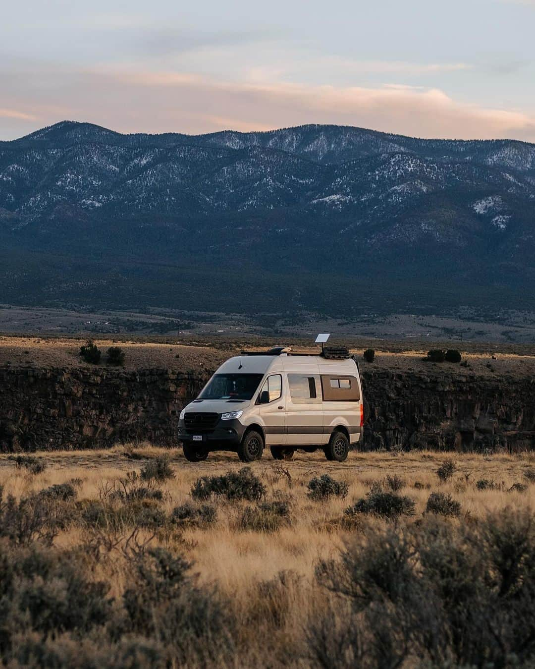 Andrew Knappさんのインスタグラム写真 - (Andrew KnappInstagram)「It’s time to make room in my life for new adventures. This van has taken me to so many good places and people. Selling this thing is so scary. It means new roads, which I’m excited about. And it means imminent change, which is imminent regardless.   Link in bio for more details! Please share if you think someone would be into it. It’s an investment but it’s worth it.」10月31日 5時03分 - andrewknapp