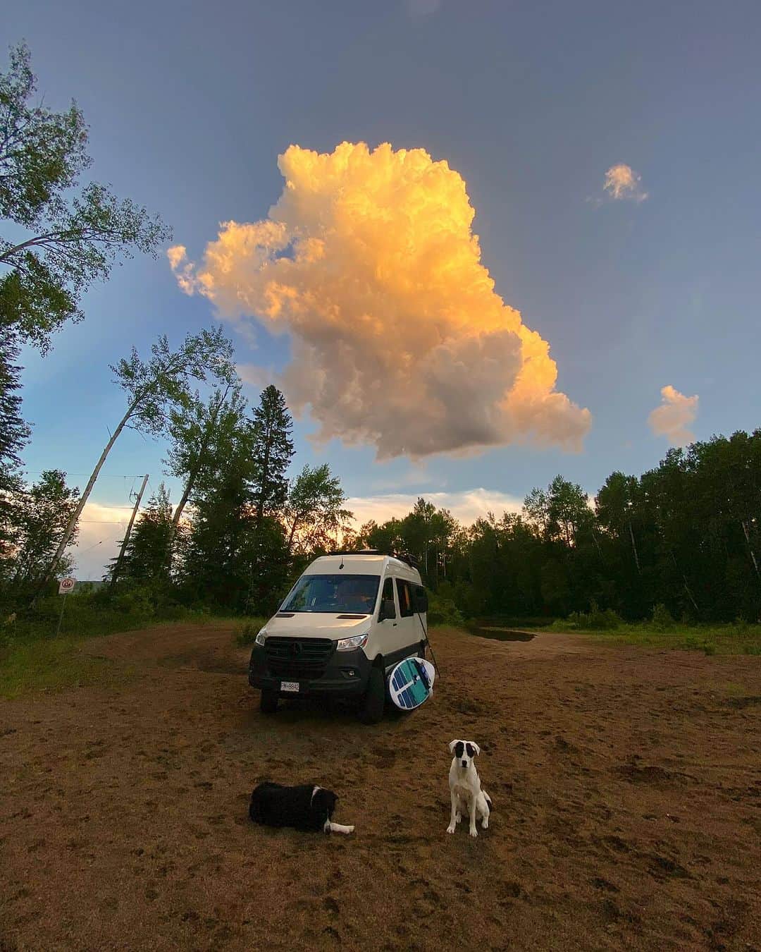 Andrew Knappさんのインスタグラム写真 - (Andrew KnappInstagram)「It’s time to make room in my life for new adventures. This van has taken me to so many good places and people. Selling this thing is so scary. It means new roads, which I’m excited about. And it means imminent change, which is imminent regardless.   Link in bio for more details! Please share if you think someone would be into it. It’s an investment but it’s worth it.」10月31日 5時03分 - andrewknapp