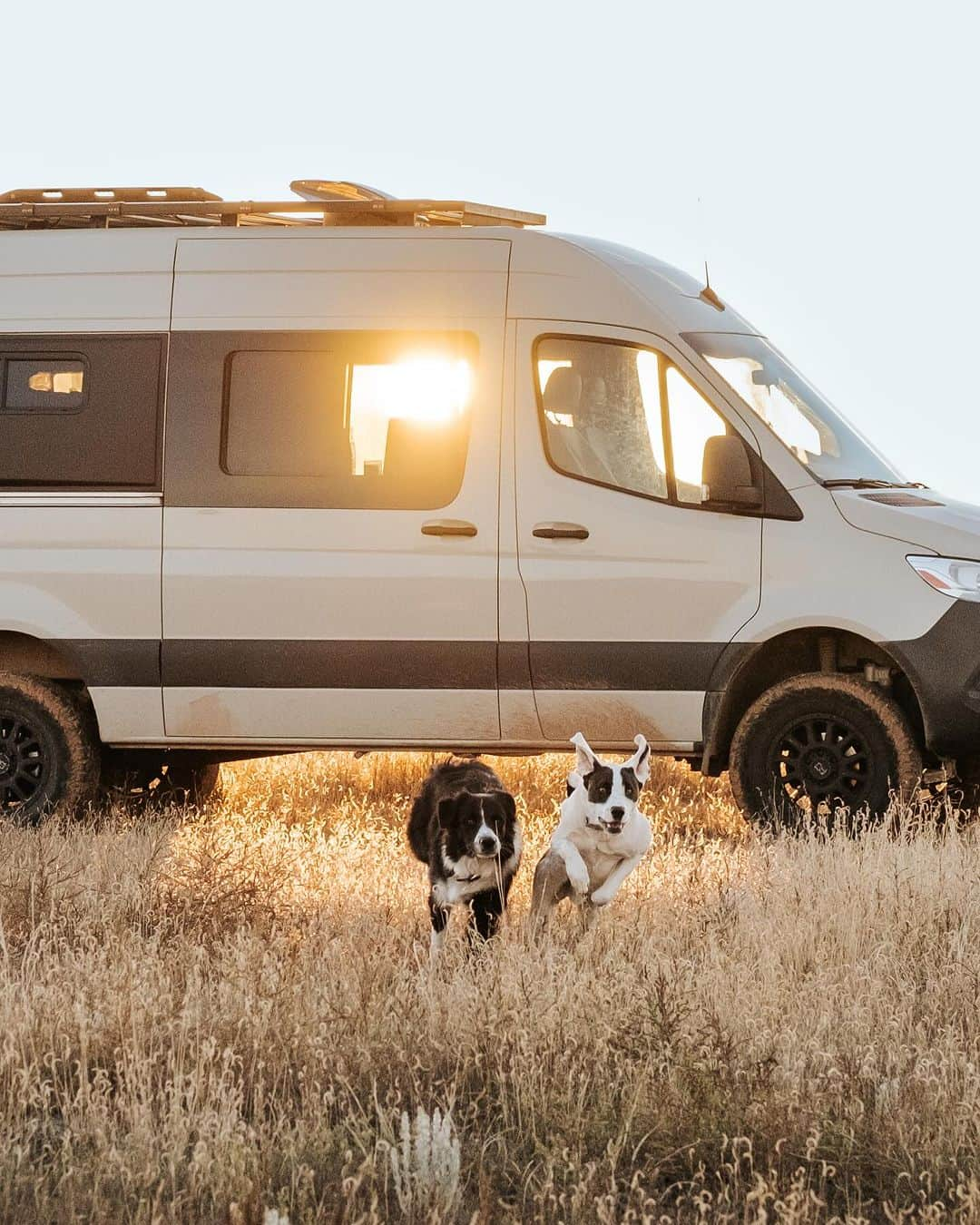 Andrew Knappさんのインスタグラム写真 - (Andrew KnappInstagram)「It’s time to make room in my life for new adventures. This van has taken me to so many good places and people. Selling this thing is so scary. It means new roads, which I’m excited about. And it means imminent change, which is imminent regardless.   Link in bio for more details! Please share if you think someone would be into it. It’s an investment but it’s worth it.」10月31日 5時03分 - andrewknapp