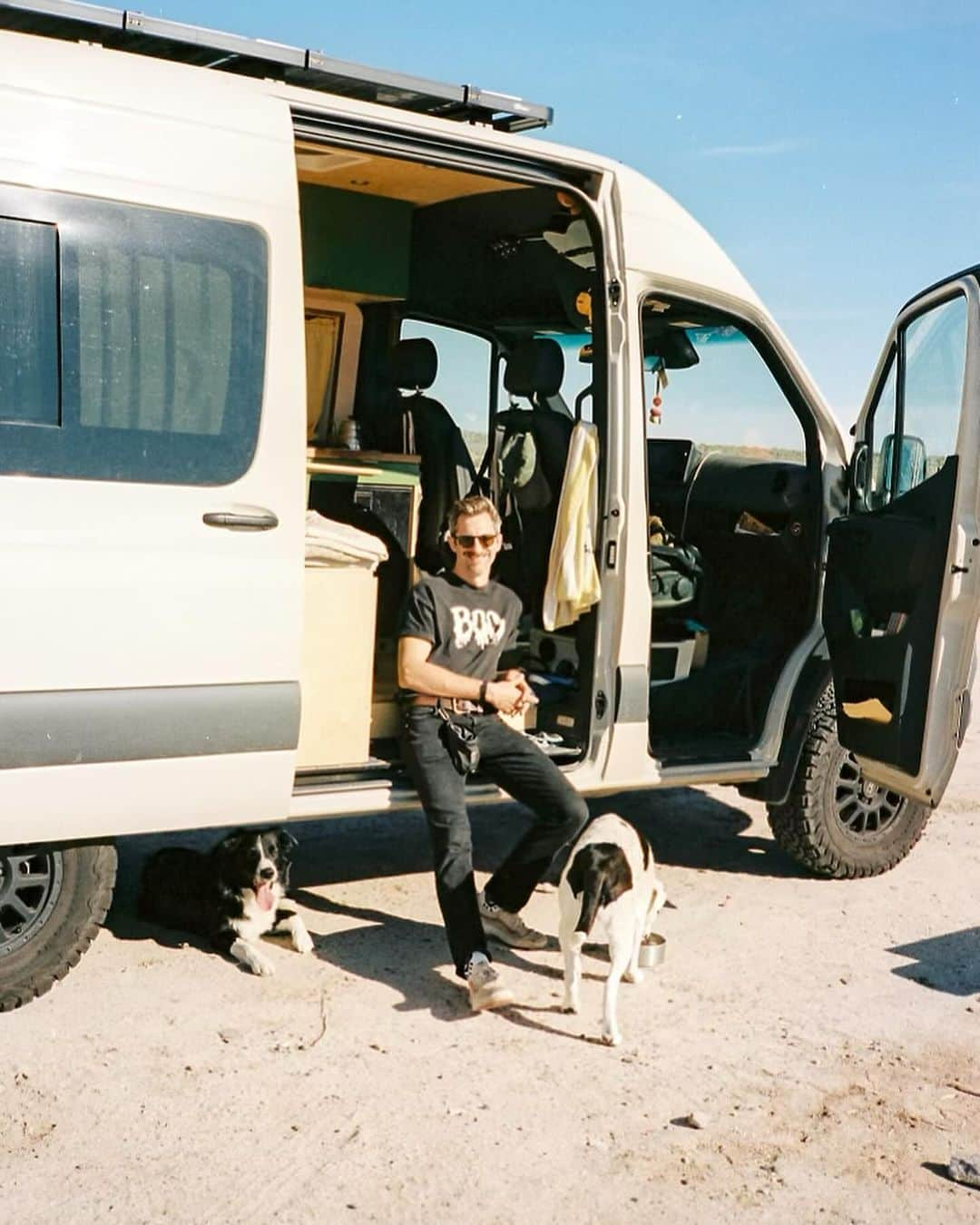 Andrew Knappさんのインスタグラム写真 - (Andrew KnappInstagram)「It’s time to make room in my life for new adventures. This van has taken me to so many good places and people. Selling this thing is so scary. It means new roads, which I’m excited about. And it means imminent change, which is imminent regardless.   Link in bio for more details! Please share if you think someone would be into it. It’s an investment but it’s worth it.」10月31日 5時03分 - andrewknapp