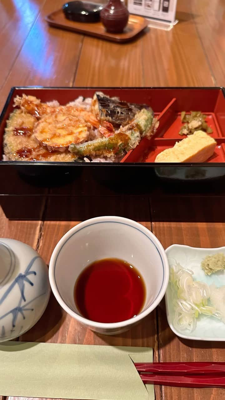 mori_no_tsukueのインスタグラム：「手打ち蕎麦“慈玄”の二段重弁当 ◾️“天重弁当”（揚げたての天ぷらとせいろの２段重ね）いつも穴子重食べているので今日は初の天重に。 ◾️柔らかな煮穴子と国産石臼挽きの手打ち蕎麦の贅沢な二段重“穴子重弁当” 毎日打つ慈玄の二八の蕎麦のせいろの重弁当　今年8月に27年目に入った恵比寿では希少な真摯なお蕎麦屋さん、丁寧に作られた蕎麦つゆも美味しく心満たされる組み合わせ👍 @jigen_soba7088  #手打ち蕎麦と鴨料理慈玄 #慈玄 #恵比寿グルメ #恵比寿界隈の美味しい店 #女性にオススメ恵比寿ランチのお店 #恵比寿の美味しい蕎麦」