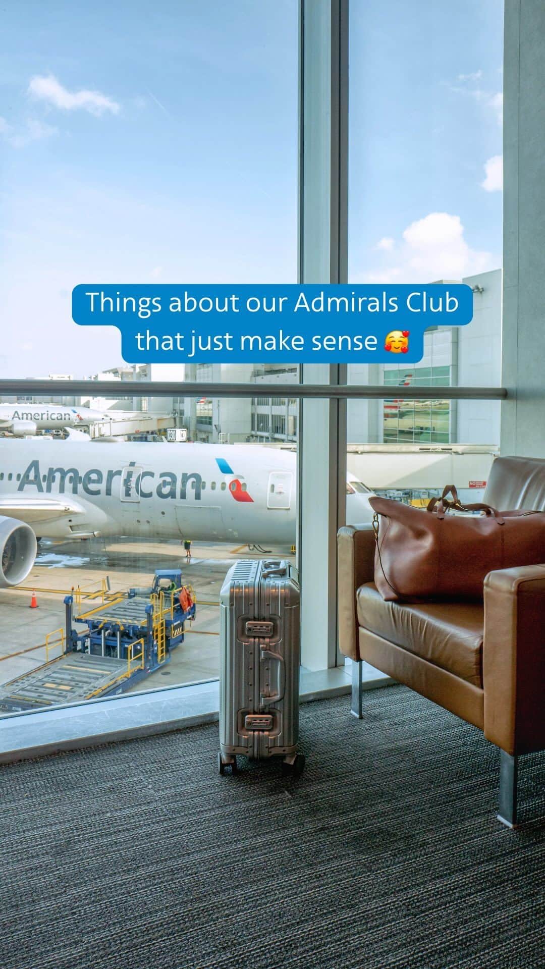 アメリカン航空のインスタグラム：「We’re in our dreamy Admirals Club era. 😍 Have you stopped by our newly redesigned lounges? Here are a few reasons to pop by:    ✨ A fresh new change of space while traveling  🍹 Complimentary drinks with an expanded menu 🌮 Enhanced food options for your inner foodie 💄 A sleek new space to freshen up 🛩️ Working on the go with a view   Check out the link in our bio for all our locations, amenities and more. 🥰」