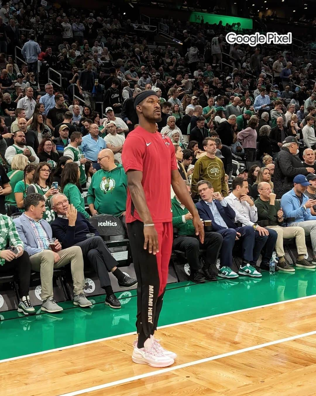 NBAさんのインスタグラム写真 - (NBAInstagram)「👀 Recapping the first week of NBA action with #TeamPixel players Giannis, Jalen & Jimmy. #CreatedOnPixel @googlepixel_us」10月31日 5時12分 - nba