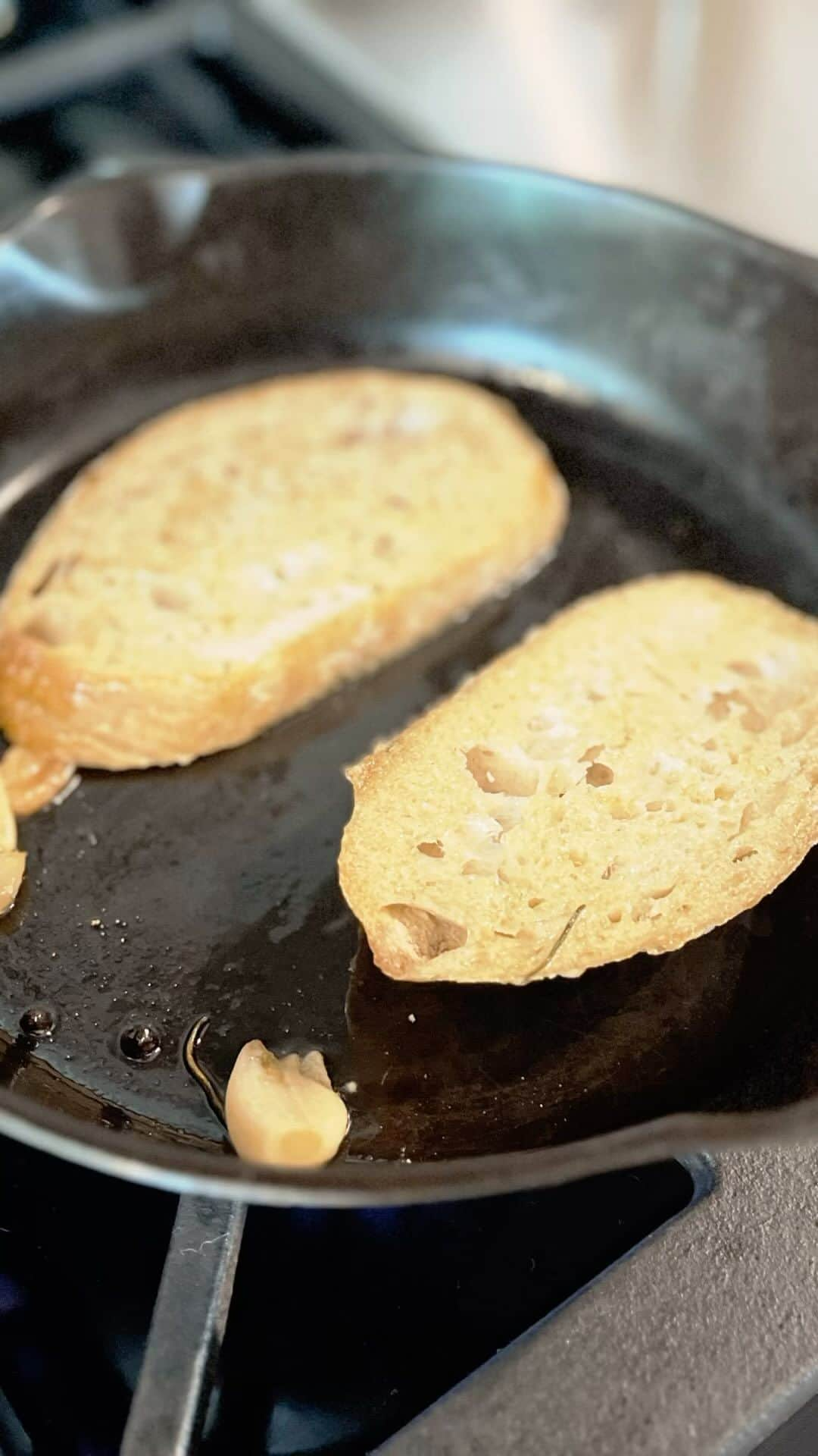 アレクサンドラ・ブレッケンリッジのインスタグラム：「Egg and sausage on oil infused sourdough breakfast sandwich  I used garlic infused olive oil to toast up my sourdough. You can add cheese fried egg cooked to your liking  some sausage fresh tomato  salt and pepper.  I put a little bit mayo on mine 🤪💗  #breakfast  #sourdough」