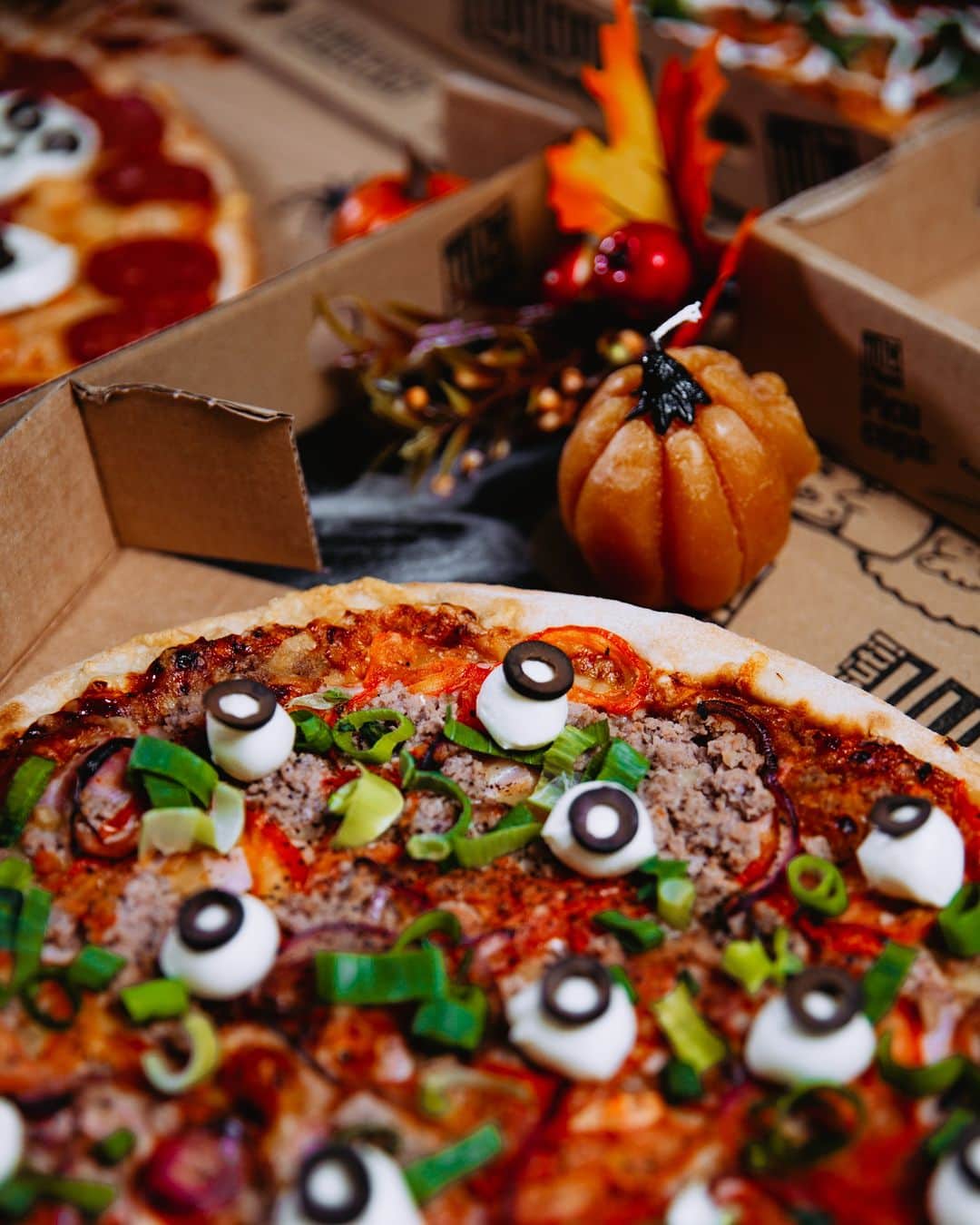 Pica LuLūさんのインスタグラム写真 - (Pica LuLūInstagram)「🎃 Tu jau zini – Halovīna ballīte bez picām nav ballīte! Pasūti savas mīļākās picas un izdekorē pēc savām vēlmēm. Viesi būs starā!🤩 #halloween」10月31日 5時16分 - lulu