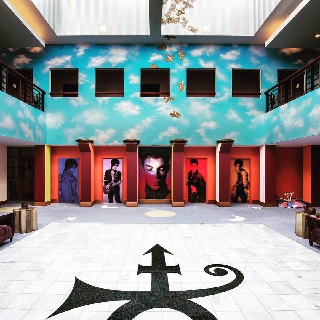 プリンスのインスタグラム：「Fall and winter tour tickets for Paisley Park are on sale now. Follow @officialpaisleypark for updates! 💜  Prince opened the doors to Paisley Park on September 11, 1987, in his hometown of Minneapolis. Operating as a studio complex and performance space, Paisley Park allowed Prince to flourish as an artist and create in a free, open, and independent manner.   "Paisley Park is pretty much representative of everything I am musically." - Prince  Now a museum that fans can visit year-round, Paisley Park is the #1 Minnesotan Landmark to take visitors and #2 for Guided Tours in Star Tribune's 2023 Minnesota's Best magazine. Get your tour tickets today and follow @officialpaisleypark!」