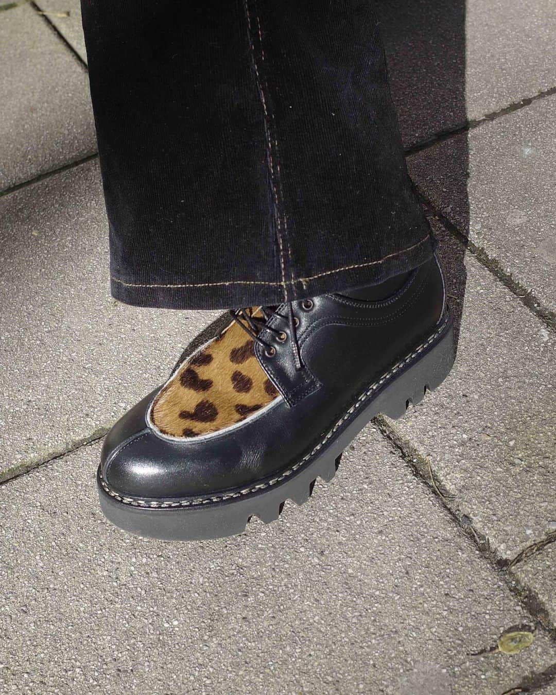 ロサモサのインスタグラム：「Our Delemonts are back on track + Norvegian welting at its finest 🧑‍🍳 + sturdy light-weight waterproof more or less + go get yours, link in bio + #rosamosa #rosamosavienna #goodyear #norvegianwelted #crowndiscipline #shoemaking #vienna #wien #schleifmühlgasse  + photo @nekomunikata  styling @rike_hemedinger_」